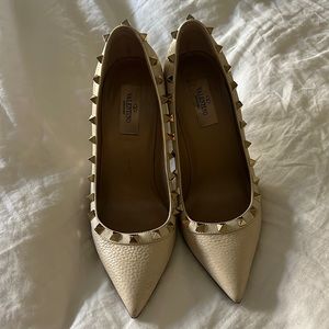 VALENTINO GARAVANI
Rockstud Leather Pumps size 38